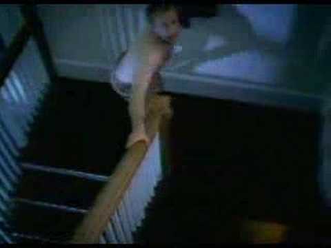 Un hombre cae desnudo por la ventana