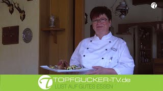Rosa gebratener Rehrücken unter der Walnuss-Brotkruste und karamellisierter Preiselbeerbirne