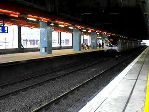 港鐵(前九鐵)MLR列車駛離沙田(車)站