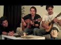 Penya cantando la cancion de John Lennon 'Imagine' Tiago D'Errico en la guitarra y Lineu Andrade: Mandolina