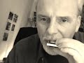 rencontre autour de l'harmonica.

bernard, jeune retrait�, toujours en avance,
�tait assis dans un coin du bar,
toujours � la m�me place,
la meilleure en hiver, celle pr�s du radiateur.

jp tr�s studieux, se chauffe les doigts,
toujours sur les m�mes morceaux de picking ...
la rengaine quoi !

arrive michel, le sourire aux l�vres,
passe un grand bonjour � tout le monde
avant de raconter la derni�re
histoire dr�le de la semaine.
l'ambiance commence � monter.

alain descend de sa montagne (le pilat), � moto.
bien content de nous revoir ... �a faisait longtemps.
restra qu'un p'tit moment, faut qui remonte.
y travaille demain, lui !

enfin gilbert d�barque, toujours en retard.
- alors gib, t'as boss� le nouveau morceau ?
demande jp.
- pas eu le temps, trop d'boulot.
bon sang, encore un qu'arr�te pas d'bosser ...

jean-yves nous montre ces derniers
vinyles achet�s au puces.
on commande un pichet de bi�re.
jolie louise pour d�marrer, chacun souffle
la m�lodie du mieux qu'il peut.

ah , j'oubliais, christophe � l'harmonica basse...
quel souffle ce gars !

puis viendra cette valse-musette,
pour donner � notre bar un air d'guinguette.

la m�thode � milteau :
http://fr.youtube.com/watch?v=ifhtotodoy8