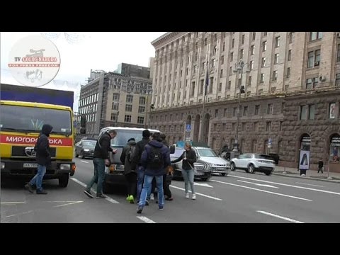 Ошукані пікетники затримали організатора ходи проти Яценюка. Київ. (відео) Ошукані пікетники затримали організатора ходи проти Яценюка. Київ. (відео)
