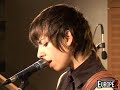 mademoiselle k en direct sur happy rock hours. paroles:

va t'en , cr�ve !
tu m�rites m�me pas l'enfer
m�me pas ces derniers mots qui parlent
m�me pas de toi �a y est je vois clair
clairement que t'es plus rien que tu me sers
plus � rien
non, non, non, m�me pas � d�primer
non, non, m�me pas � me torturer
non ! non ! non ! non ! non ! non ! non ! non !

va t'en, cr�ve !
tu m�rites m�me pas que j'en parle,
m�me pas ces bribes de m�lodies mieux foutues que toi
�a y est je vois clair
on �tait pas sur la m�me plan�te
on avait pas les m�mes choses en t�te
non, non, non, non pas sur la m�me plan�te
non, non pas les m�mes choses en t�te
non ! non ! non ! non ! non ! non ! non ! non !

a des ann�es lumi�re de tout ce qu'on voulait faire
des ann�es sans lumi�re c'est tout ce qu'on a pu faire
a des ann�es lumi�re de tout ce qu'on voulait faire
des ann�es sans lumi�re c'est tout ce qu'on a pu faire
faudrait pas t'en aller avant que j'ai fais germer
tout le pourri que t'as sem� dans ma t�te en chantier
faudrait pas t'en aller avant que je t'ai renvoy�
le piquet que t'as plant� qui est rest� l�,
va t'en, cr�ve !

cr�ve ! cr�ve ! cr�ve ! cr�ve ! cr�ve ! cr�ve ! cr�ve ! cr�ve ! cr�ve !
tu m�rites m�me pas cette chanson
tu m�rites rien qui soit vivant
tu m�rites m�me pas cette chanson
tu m�rites rien qui soit vivant
rien qui soit vivant

m�me pas sur ta t�te.