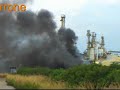 nel pomeriggio di domenica 30 aprile 2006 l'area industriale di priolo gargallo di siracusa � stata interessata da un incidente industriale 'rilevante' che ha causato ingenti danni alle strutture dell'oleodotto interno che collega i serbatoi di prodotti petroliferi e gli impianti di trattamento, panico nelle popolazioni di priolo gargallo e di melilli, l'interruzione sia della linea ferroviaria siracusa -- catania e sia della ex ss.114 (ora litoranea priolese) e la creazione di una grossa nube di fumo nero, visibile a chilometri di distanza.
video realizzato da:
www.maccarrone.da.ru
www.priolo.altervista.org