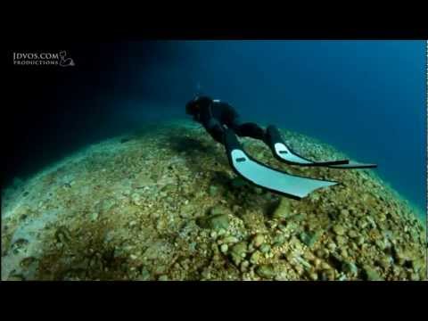 free diving - http://freedivedahab.com/ Linda Paganelli, Stefan Randig and Jacques de Vos head out to 'The Caves' just south of Dahab. Despite being an overcast, winter Ja...