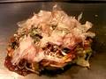できたてイキイキ　大阪のモダン焼きは、モニョモニョ生きている！