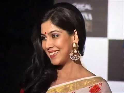 sakshi tanwar kiss - sakshi tanwar clicked at loreal femina women awards 2013. For more news and videos of bollywood log on to : Bollywood News Villa http://www.youtube.com/vcrea...