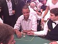 la premiere main de phil ivey au ppt.
ecoutez les commentaires et regardez l'attitude du champion
