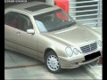 Frau beim Autofahren