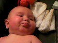 Ligger och gör pruttljud