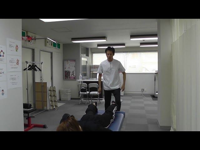 【施術動画】産後の腰痛　３　大腿骨を調整して骨盤矯正