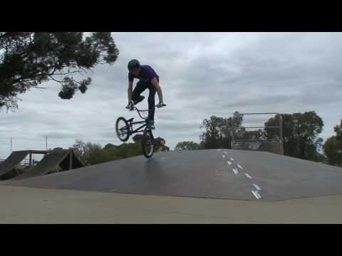 BMX BIKES TRICKS STUNTS CRASHES