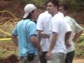 Tomei um atraso, cai pra segundo, dae bati na traseira do 1º a moto dele morreu, esperei ele ligar a moto pra não ganhar, por ter feito a moto dele morrer, dae quando fui largar percebi que a minha embreagem tinha travado, até fiz um sinal com a mão depois.... esse kra q passa na hora do tombo é retardatario.