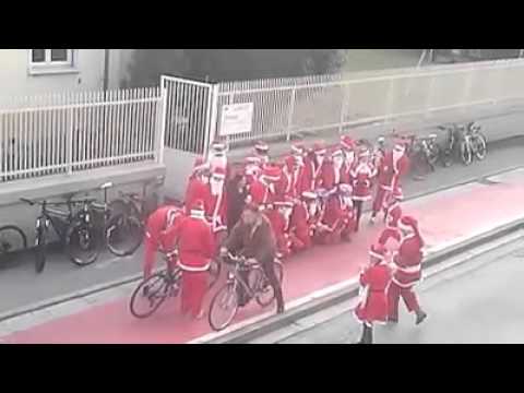 La banda dei babbi Natale ciclisti al Lotti