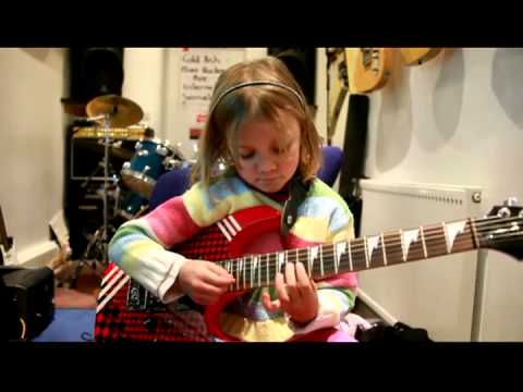 7 year old guitarist Zoe Thomson plays Sweet Child O Mine by Guns n Roses