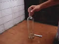 Wie man einen Korken aus einer Flasche bekommt