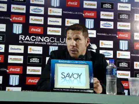 Diego Simeone en sala de conferencias de Racing Club 