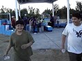 Juan Alberto se estrella en el poste (y Laurita se cae detras)