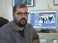 r�sum�:?un habitant de new york vit de l'int�rieur le syst�me judiciaire du r�gime chinois. 

nouvelle : 
� c'est incroyable la mani�re dont les choses se sont d�roul�e la bas. �
jeffrey rae, un photographe de new york. il s'est envol� vers p�kin le mois dernier pour les jo � la demande de � student for a free tibet. � le groupe avait demand� � m. rae et d'autres journalistes ind�pendants de photographier leurs protestations contre le r�gime communiste dans le cas ou les m�dias ne s'y trouveraient pas. 
et bien, ceux qui sont venus ce sont les policiers chinois. a chaque protestation un autre groupe de membre de students for free tibets a �t� arr�t�. et m. rae, a pris des photos et les a publi�es sur internet. 

jeffrey rae -- photographe
� le fait que nous cr�ions du contenu par des photos, des vid�os et qu'ensuite nous publiions ce contenu, ce fait �tait pour eux un crime de loin plus grave que toute personne qui brandissait une banderole ou tenait une pancarte. �

cependant comme il n'avait pris part � aucune protestation directement, il ne s'attendait pas � ce qui allait survenir. une nuit apr�s avoir d�n� avec certains coll�gues dans un restaurant local, un groupe de v�hicule de police sont arriv�s. 
� j'ai �t� mis dans une voiture avec deux personnes qui m'encadraient.... �
il a finalement �t� emmen� dans un centre de d�tention o� il est rest� pendant 5 jours avec d'autres prisonniers. aucun jugement, pas d'avocats, pas d'appels t�l�phoniques. on le lui a m�me pas dit quelles �taient les inculpations contre lui. 
� ils vous donnent un uniforme constitu� d'une une paire de shorts rouge avec un t-shirt rouge. ils vous donnent un petit tupperware qui est tr�s sal et n'a pas �t� lav� et une cuill�re d�go�tante (...) il y avait huit tr�s petits lits en bois sans rien d'autres. dans la cellule, il s'y trouve en g�n�ral 12 d�tenus donc vous vous retrouvez �paule contre �paule dans ces lits. �
chaque jour il a �t� emmen� hors de sa cellule pour �tre interrog� -- sur tout -- de ses connections par rapports aux protestataires � sa vision politique. 
� c'�tait dans une petite pi�ce, avec une chaise m�tallique dot�e d'un haut dossier. et il y avait une barre m�tallique qui passait par-dessus votre taille pour vous y bloquer. et en plus ils ajoutaient une s�rie de barres en face de cela. ainsi en r�sum� vous �tes coinc�s contre une chaise � l'int�rieur d'une cage et ils s'assoient � l'ext�rieur � un bureau et vous interroge depuis la. �
il dit qu'on lui a cri� dessus, menac� et qu'il a m�me �t� quelque peu rudoy� mais que malgr� tout il avait de la chance. 
� la r�alit� est que nous �tions beaucoup mieux trait� que si nous �tions des chinois. une des personnes dans ma cellule a �t� condamn�e � deux ann�es de camps de travaux forc�s � cause de sa religion (...) il �tait ag� de 22 ans. son nom est yi. il parlait plut�t bien l'anglais (...) et il m'a dit qu'il se trouvait dans le centre de d�tention en attendant d'�tre transf�r� ou il subira une peine de deux ans par ce qu'il croyait � la religion du falun gong (...) ce que je veux dire c'est que cette personne n'avait absolument rien fait de mal, sauf qu'ils ont trouv� de la litt�rature li�e au falun gong dans son bureau (...) il commenc� a parler un peu de sa crainte d'y �tre tortur� au camps de travaux forc� et que les personnes de sa croyance y sont souvent tortur�s et meurent dans les camps. puis le jour suivant est vraiment arriv� et les gardiens sont venus l'emmener, ce qui �tait terrible. cela m'a boulevers�. nous l'avons tous serr�s dans nos bras lui disant au revoir, et c'est tout... �

le 24 ao�t, apr�s la c�r�monie de cl�ture des jo, rae a finalement �t� d�port�. il s'est envol� pour new york, avec un billet d'avion � 2000$ que les autorit�s chinoises l'ont forc� � acheter. 
il dit que c'�tait une rude semaine, mais qu'au moins cela lui a donn� une perspective sur les r�alit�s du syst�me judiciaire chinois. 
� en ce qui concerne notre traitement il n'�tait rien compar� � ce que les autres d�tenus dans le centre font face. �

ntd new york