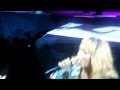 Rihanna e la microfonata al fan, il video