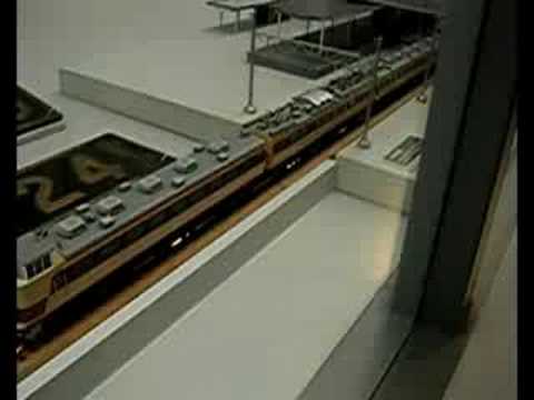 鉄道博物館　展示ウィンドウを走る特急