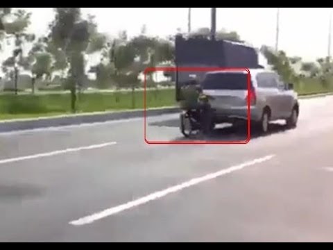 duaxe - Quái xế đua xe ở Sài Gòn húc vào đít xe tải. Kết quả một cuộc đua xe tai nạn 2014.