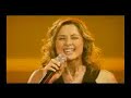 lara fabian linda!! a mais bela can��o feita para o rio de janeiro!! show do cd nue ao vivo. como � em franc�s, � pouco conhecida no brasil. ela come�a com trecho da m�sica �frica, em ingl�s, do grupo toto. depois lara fabian canta rio em franc�s. compositores de rio: lara fabian - rick allison - vincenzo thoma. cd nue, 2001 

tradu��o da letra rio

livre e rebelde,
voc� � daquelas
que dan�a e pulsa
ao ritmo do samba
ipanema n�o passa de uma garota a qual se acredita...

nesta cidade
o cora��o est� na �gua
uma floresta
� o abrigo dos barcos
e todas as noites
vermelho � a luz de sua pele...

sem mais tristeza...
eu n�o sou mais a mesma

rio
teu p�o de a��car � um p�ssaro
jesus, ali mesmo, deixou sua cruz por n�s
e cuida de voc� de bra�os abertos

e teus filhos
de todas as ra�as
andam pelos telhados...
n�o h� nenhum lugar como a guanabara
com os p�s no ch�o,
todos os sonhos podem se realizar...

o inverno morreu
o ver�o � em janeiro...

rio
teu p�o de a��car � um p�ssaro
jesus, ali mesmo, deixou sua cruz por n�s
e cuida de voc�, de bra�os abertos

rio
carioca, essa � sua bandeira

cada cor define sua f�
tijuca, verde
bossa, azul escuro
copacabana, amarelo
branco e certi
a �gua � a terra onde voc� escolhe viver...

rio
teu p�o de a��car � um p�ssaro
jesus, ali mesmo, deixou sua cruz por n�s
e cuida de voc�, de bra�os abertos

rio fala do amor...
rio fala do amor...