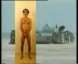 torito con gente desnuda diciendo no a la guerra 