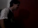 nasto con la sua migliore(il taglia pane) distrugge una mela