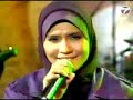 binafsha
(prelude aim14 23-feb-2007)

dedaunan melambai salam al-hub
subuh membawa embun hias kelopak ungu
kebenaran, keindahan dalam makam berwarna

(madu) yang berdarah (ungu) yang dikelar
melaungkan cerita

binafsha - khabarkan berita gembira
binafsha - khabar si mati hidup semula
binafsha - henti mengutuk diri dunia
binafsha - berita perjuangan kewarasan diri

ahlami tamazzaqat
fattamazzaqat ahlami
dzalim dzalim dzalim
la kinnani ba'dama sami'tu sautan
itta bi'u ni yuh' bib kumullah
abadan abada

dibuka mata
arra ul-haq fikulli makkaan

terbongkarnya misteri
terpapar diri sendiri
melempar realiti

madu yang berdarah
ungu yang dikelar
melaungkan berita