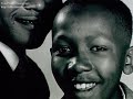 nelson mandela pol�tico sudafricano (umtata, transkei, 1918 - ). renunciando a su derecho hereditario a ser jefe de una tribu xosa, nelson mandela se hizo ab...