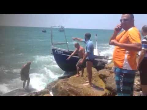 דולפינריום - חילוץ סירת דייגים מהמזח.