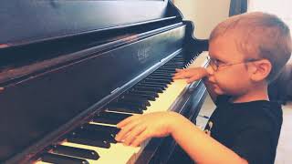 Slep chlapec Avett hraje na piano Bohemian Rhapsody 
