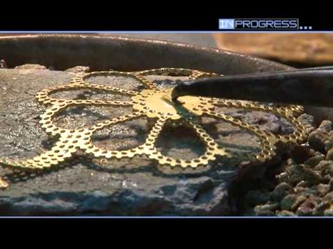 filigrana - Intreccio di sottili fili granulati, d'oro e d'argento, la maestria degli artigiani orafi, la simbologia di un'Isola misteriosa, costituiscono il grado d'ecc...