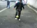 Jeune Prodige jongle avec un ballon