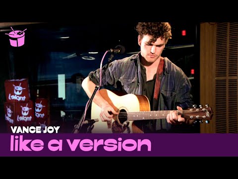 triple j - Vance Joy performs his hit 'Riptide' live for triple j's Like A Version. Subscribe: http://tripj.net/151BPk6 ------------------------------------------------...