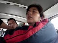 tia cabeceando en micro