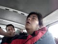 tia cabeceando en micro