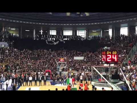 Forever Boys e Vecchio Stile, la coreografia di Gara1 Virtus-Trieste