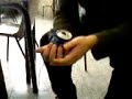 Ragazzo tenta di schiacciare lattina con la testa Ragazzo tenta di schiacciare lattina con la testa