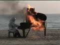 Un pianista japonés un concierto con un piano en llamas Un pianista japonés un concierto con un piano en llamas