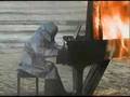 Un pianista japonés un concierto con un piano en llamas