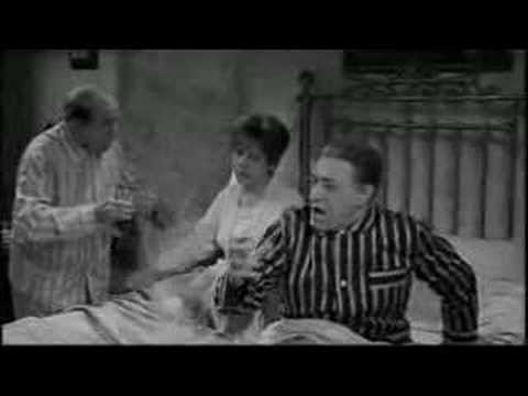 Totò - Dormite, borghesi pantofolai...
