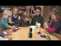 Elke ouder wil graag een vlieg zijn in de kleuterklas van zijn kinderen. Wat doen ze daar precies? Hoe pakt de juf dat aan? Klasse filmt een dag in de eerste kleuterklas. Van het vroege afscheid aan de schoolpoort tot de laatste knuffel om vier uur. Daarna bekijkt opvoedingsspecialist Peter Adriaenssens de beelden. Hij laat zich verrassen en legt stap voor stap uit waarom de kinderen en de juf doen wat ze doen. Als een vlieg in de kleuterklas.