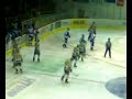 Dva rozhodující okamžiky v zápase posledního kola I. hokejové ligy mezi Kometou Brno a Draky ze Šumperka. Dne 11.2.2008.
---
Po 40ti minutách prohrávali domácí borci 0:2. V prvních minutách třetího dějství nejprve Pavel Zubíček a poté Jan Mikel faulovali hostujícího Miroslava Tengela. Sudí Pěšina prvně jmenovaného vyloučil a nařídil trestné střílení. Toho se zmocnil Robin Kovář. Stál ve velmi obtížné situaci - proměnit, znamenalo defakto rozhodnout zápas. To se mu naštěstí nepovedlo a bekhendová střela se odrazila od betonu Pavla Maláče. To Kometu postavilo na nohy a během následujícího oslabení se 