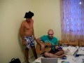 AIMILIOS SINGING WITH HIS PANTS ON HIS HEAD / Το Καλοκαιράκι