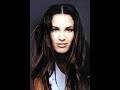 elisa tovati, de son vrai nom elisa touati est une actrice de s�rie de t�l�vision, de cin�ma et une compositeur chanteuse fran�aise n�e le 23 mars 1976. elle na�t en 1976 � paris le 23 mars d'un p�re juif marocain d'une m�re juive russe. son vrai nom est elisa touati. d�s l'�ge de quatre ans elle r�ve de devenir actrice de cin�ma et chanteuse. de 1991 � 1993 �g�e de 15 � 17 ans, elle prend des cours d'art dramatique aux cours florent de paris. en 1993, �g�e de 17 ans, elle co-pr�sente l'�mission de t�l�vision y'a pas d'l�zard puis joue dans plusieurs t�l�films et s�ries de t�l�vision dont navarro de et avec roger hanin, nestor burma, highlander, au c?ur de la loi... elle fait ses d�buts au cin�ma dans le film macho du r�alisateur espagnol juan jos� bigas luna. c'est ce dernier qui involontairement lui donne le nom de tovati en confondant le � u � avec le � v �. � touati � est donc devenu � tovati �. elle a �galement fait une apparition dans la s�rie premiers baisers dans le r�le d'une ex petite amie gothique pour un �pisode. �pisode ou on peut voir aussi claire borotra � ses d�buts. en 1996, elle retrouve roger hanin au cin�ma dans son film soleil avec l'actrice italienne sofia loren. en 2001, elle conna�t un immense succ�s populaire au cin�ma avec le film comique la v�rit� si je mens ! 2 de thomas gilou. elle joue le r�le de chochana boutboul, la fille de maurice boutboul dont serge benamou tombe amoureux et qu'il �pouse. elle est � l'affiche avec les acteurs com�diens  ... 