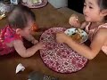 8カ月赤ちゃんのプラムパフォーマンス baby with a fruit