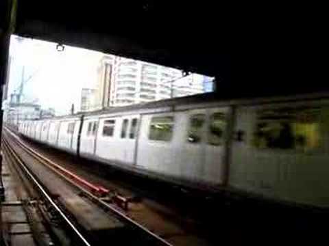 港鐵M-train列車駛入葵芳站