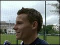 bienvenue sur www.flcweb.fr. apres 7 matchs de preparation et deux stages, christian gourcuff, kevin gameiro et fabrice abriel se sont confies a fclweb.fr pour dresser un bilan de la preparation et faire le point sur la saison a venir.depuis pres d'un mois et demi, le groupe lorientais travaille pour preparer au mieux cette troisieme saison consecutive. une semaine de stage a etel, trois jours a carnac, et sept matchs amicaux plus tard, les merlus sont enfin pret a debuter le championnat ce samedi. voir l'article sur http://www.fclweb.fr/articles/article.php?idarticle=566 video distribuee par www.bestof-video.com (accent volontairement supprimes)